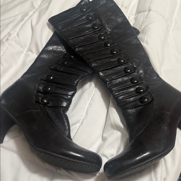 Easton Shoes - Easton Black Buttoned Heeled Boots